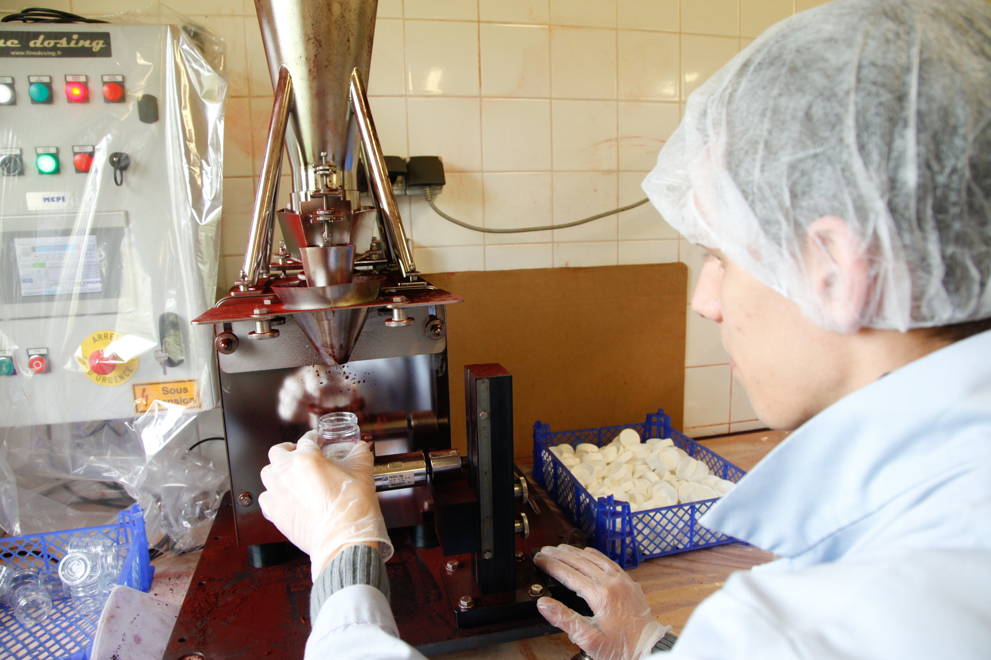 ESAT Les Ateliers Château Gaillard (Les Andelys) - Remplissage de colorants alimentaires